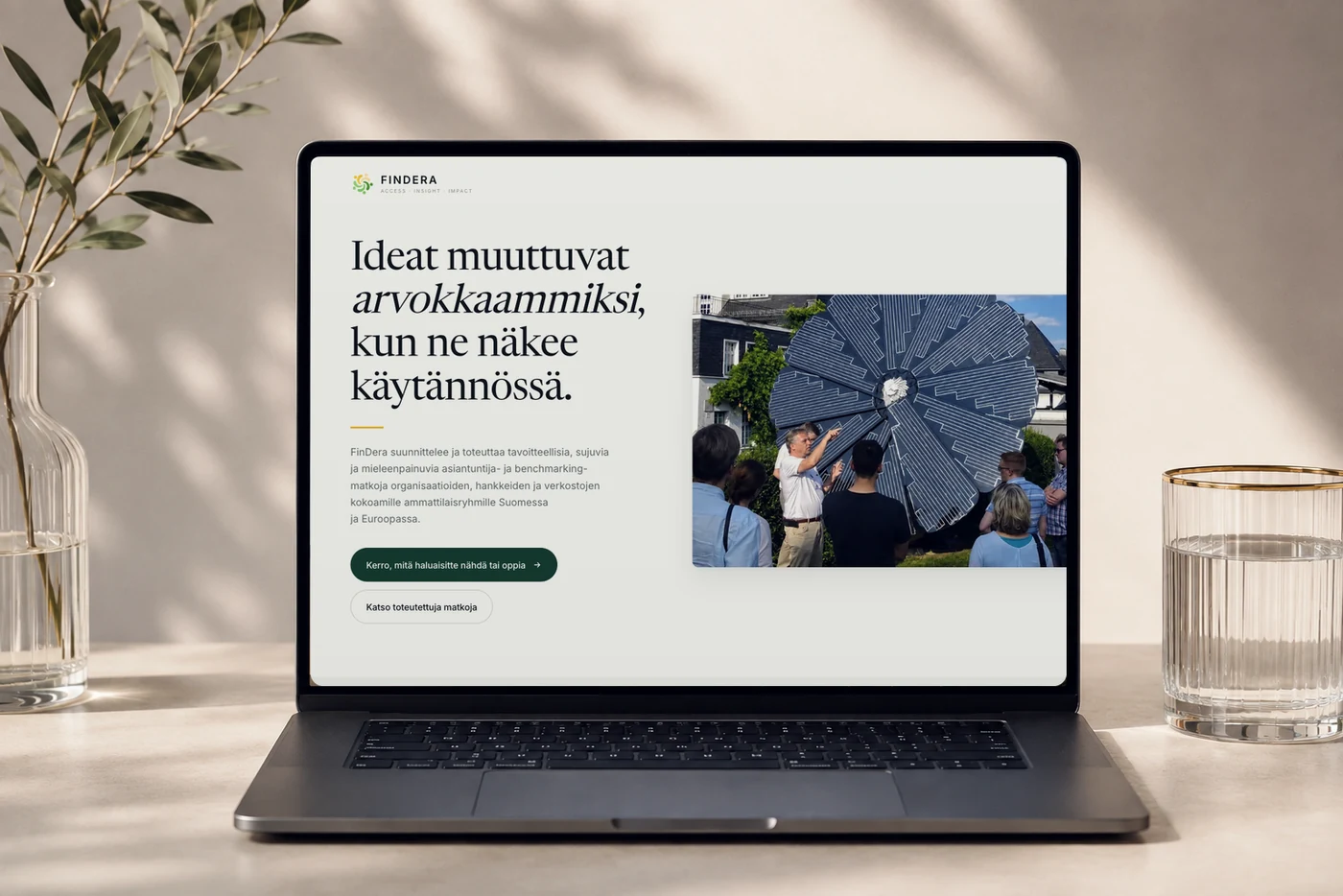 Kannettavan näytöllä FinDeran laskeutumissivu aamuvalossa.