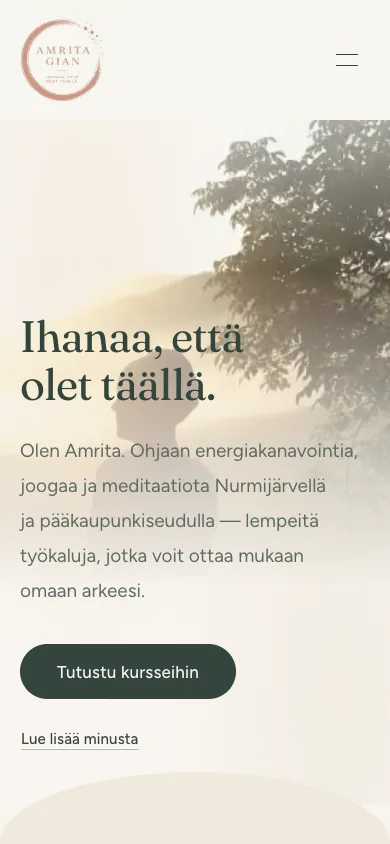 Sivuston etusivu puhelimen näytöllä.