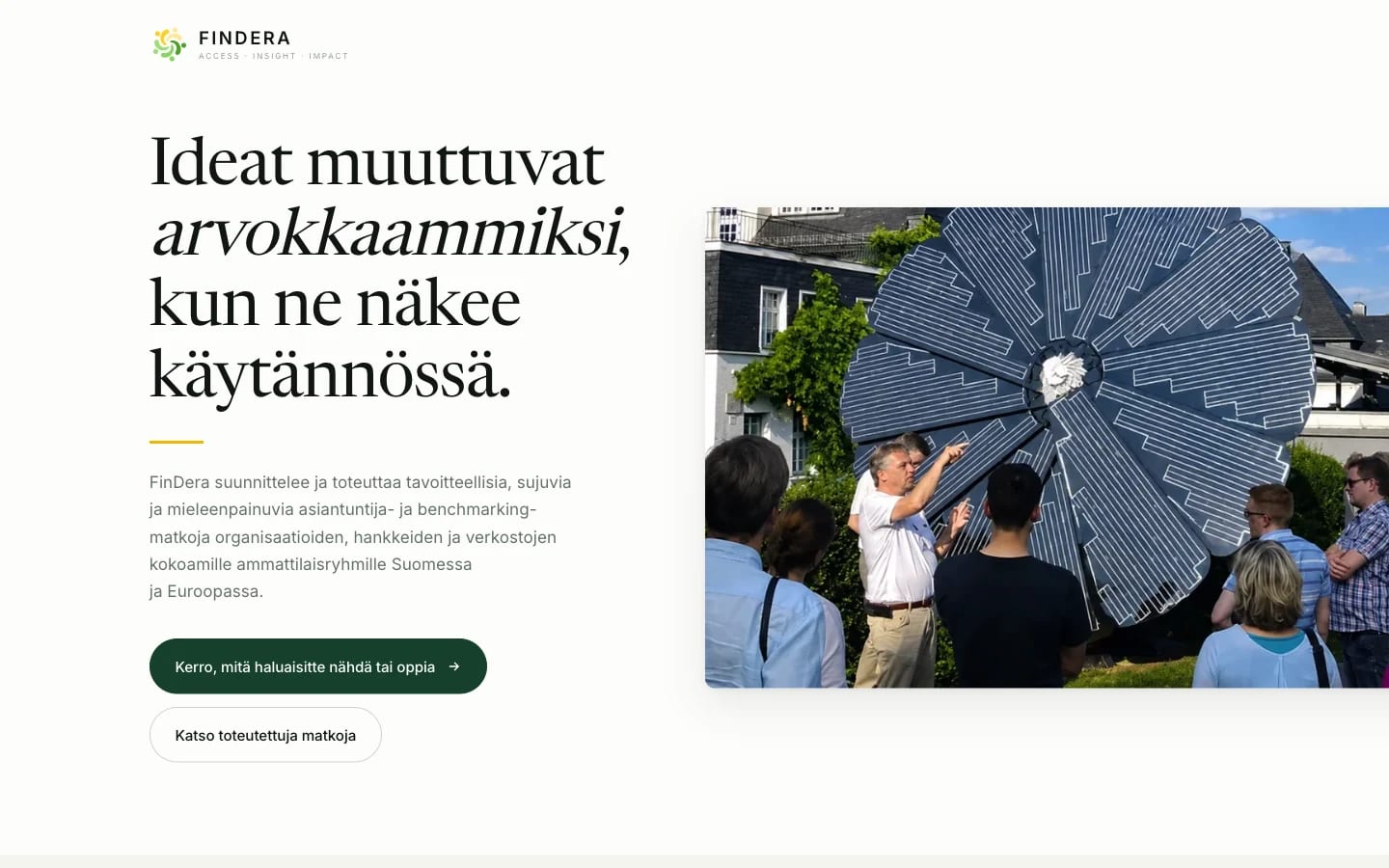 FinDeran laskeutumissivun yläosa: otsikko "Ideat muuttuvat arvokkaammiksi, kun ne näkee käytännössä" ja valokuva ryhmästä, joka kuuntelee opasta auringonkukan muotoisen aurinkopaneelin äärellä.